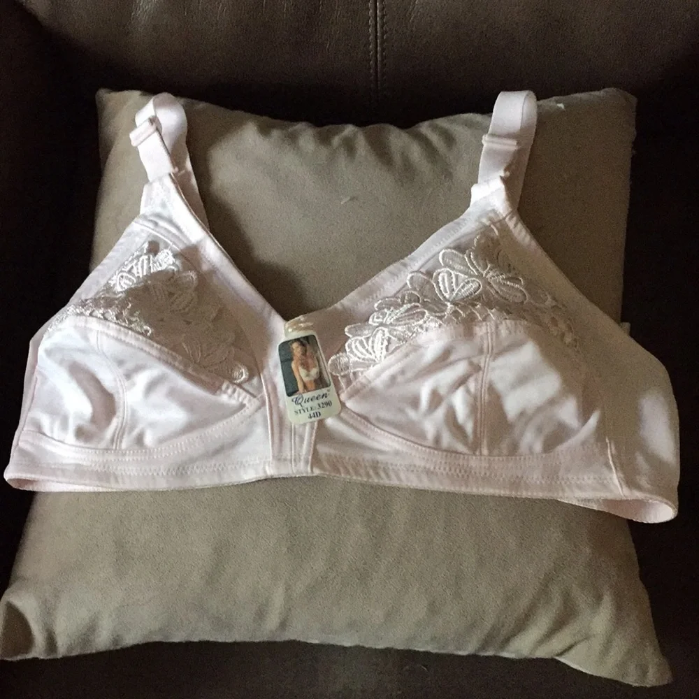 Queen bras size 44D color light pink new